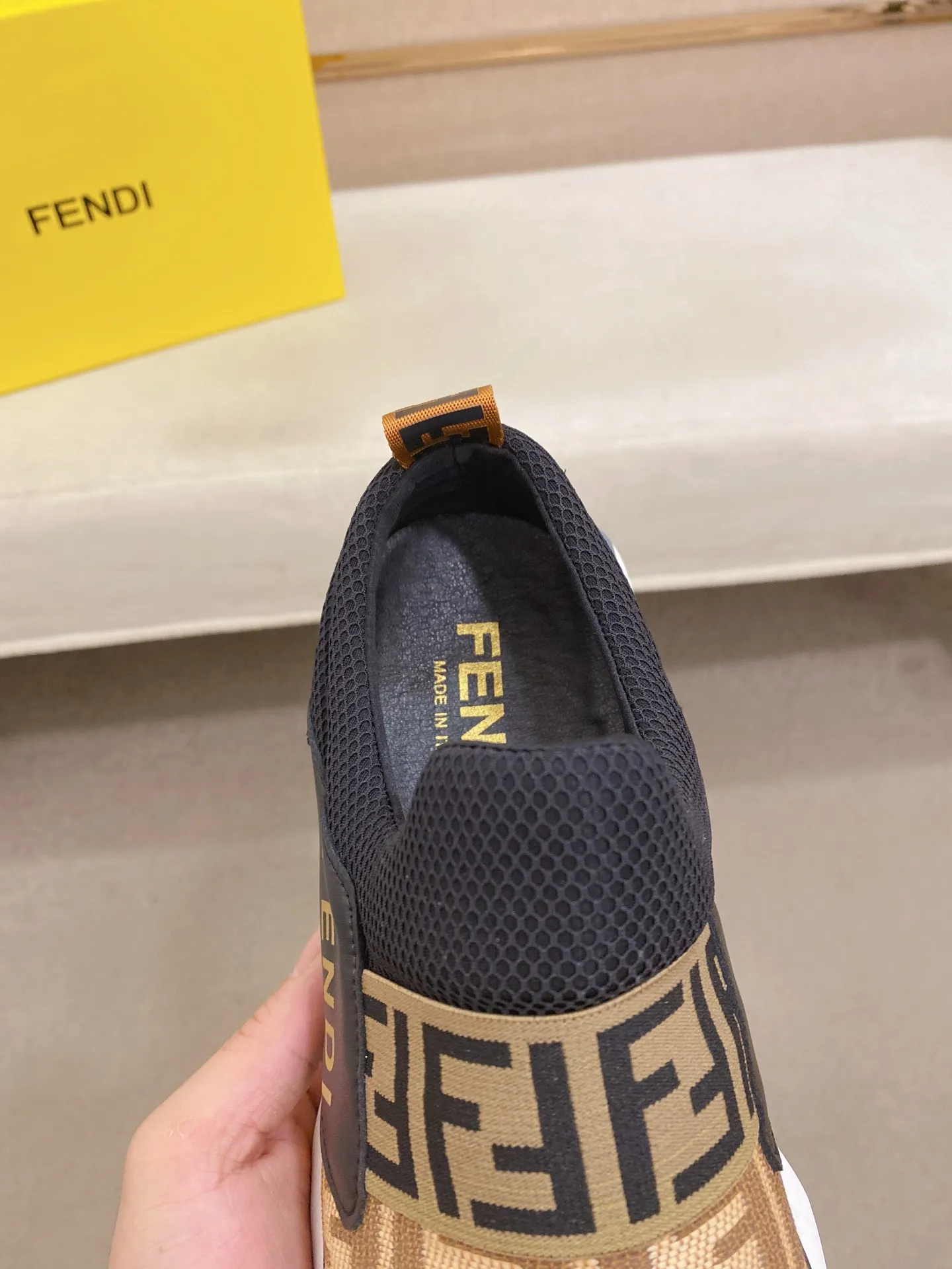 Men's shoes 💰 462💰 (FENDI) New style 👊🏻 upper 🇮🇹 imported cowhide fabric 🇩🇪 lining imported sheepskin lining. The original outsole is molded to highlight the identity of every man, and the upper foot is stable and stable🚶🏻🚶🏻The high-end custom counters reproduce the original version📯No matter the wind or rain, the shoe last remains unchanged and can withstand the verification of time🔍️,🔵 Size: 38-44 (45 is custom-made and cannot be returned or exchanged